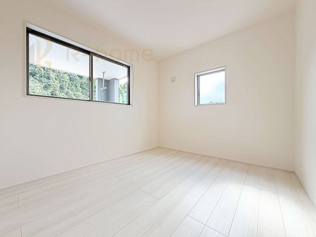 小美玉市小川第1　新築戸建て　2号棟の洋室|2面窓の風通しの良い洋室です♪差し込む暖かな陽当たりで、室内がくつろげる空間に早変わりです♪