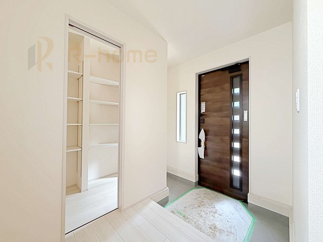 小美玉市小川第1　新築戸建て　2号棟の玄関|気持ちよくご家族やゲストを送迎できる穏やかな雰囲気の玄関♪大容量のシューズクローク付き！