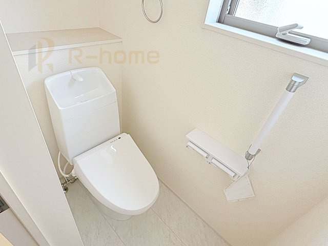 小美玉市小川第1　新築戸建て　2号棟のトイレ|温水洗浄便座付きのトイレ。
トイレが２ヵ所設置で朝の忙しい時間でも安心です。