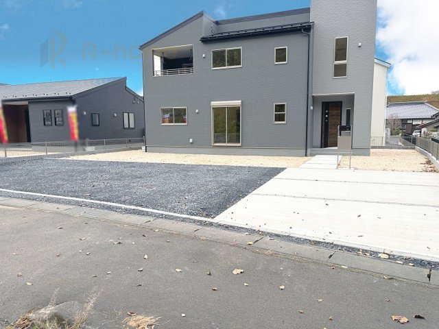 小美玉市小川第1　新築戸建て　2号棟の駐車場|カースペースは3台完備。ゲスト用のスペースも確保できますね♪