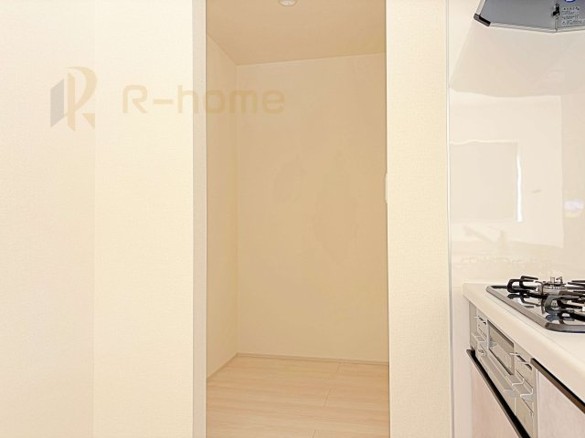 小美玉市小川第1　新築戸建て　2号棟の収納|キッチンにはパントリーを設置！キッチン回りの整理整頓の悩みも解決♪