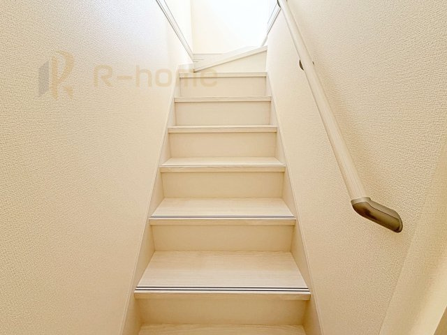 小美玉市小川第1　新築戸建て　2号棟の内装|手すりのついた階段！小さなお子様の利用も一安心です♪