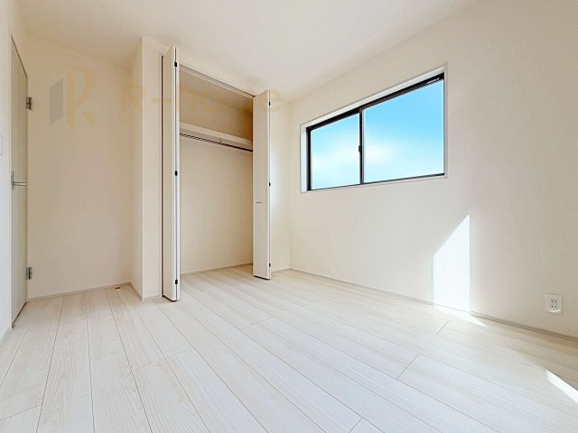 小美玉市小川第1　新築戸建て　2号棟の洋室|どんな部屋家具も合わせやすいシンプルな洋室！
たっぷりの日差しと心地よい風が舞い込む住まい♪