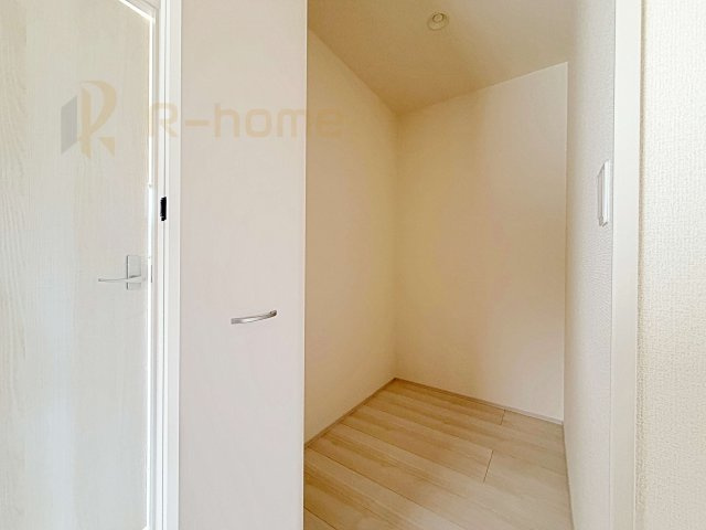 小美玉市小川第1　新築戸建て　2号棟の収納|ホールから出入り可能な収納スペース！家族で活用できる便利な空間♪