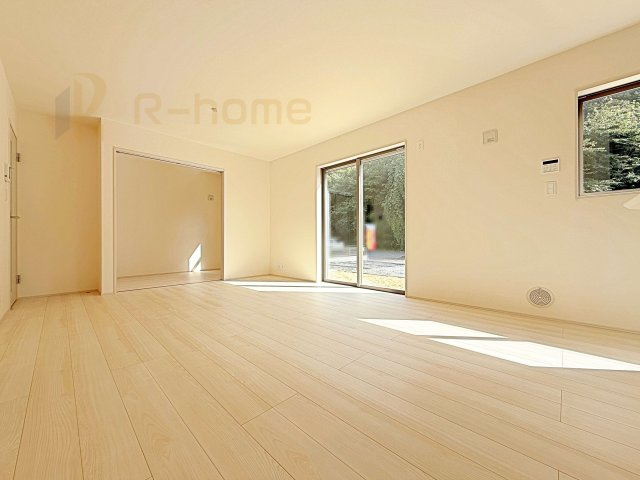 小美玉市小川第1　新築戸建て　2号棟の居間・リビング|広くてとっても明るいLDK！ストック品などの収納に便利なパントリー付き♪