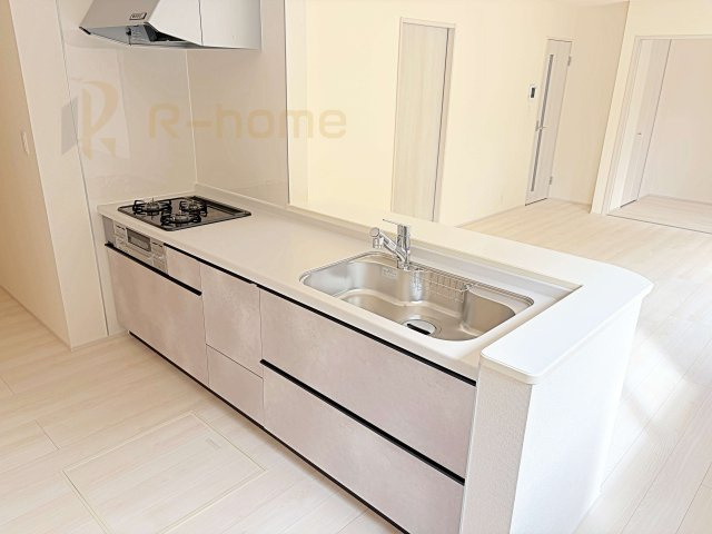 小美玉市小川第1　新築戸建て　2号棟のキッチン|料理をしながら家族とコミュニケーションが取れる対面式システムキッチン。