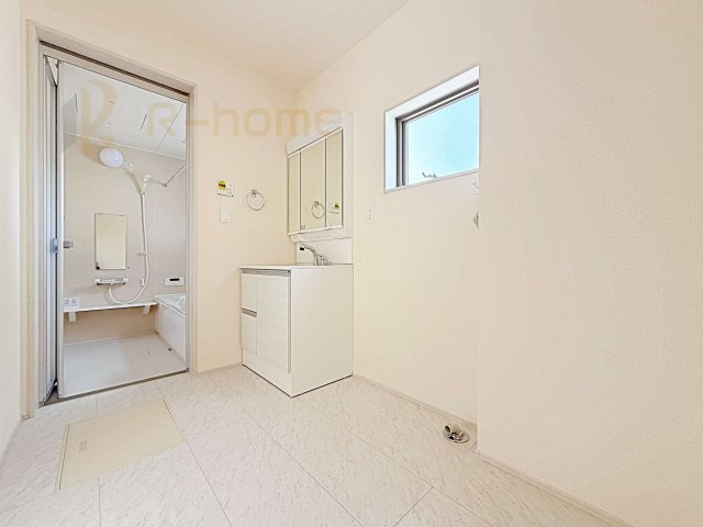 小美玉市小川第1　新築戸建て　2号棟の洗面所|清潔感溢れる洗面台は嬉しい三面鏡付き。洗剤や歯ブラシなどもすっきり収納できます♪