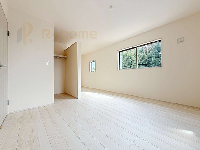 小美玉市小川第1　新築戸建て　2号棟の洋室|収納便利なウォークインクローゼット付きの洋室♪
明るく風通しの良いお部屋です♪