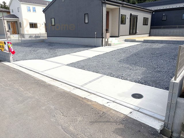 小美玉市小川第1　新築戸建て　3号棟の駐車場|カースペースは3台完備。ゲスト用のスペースも確保できますね♪