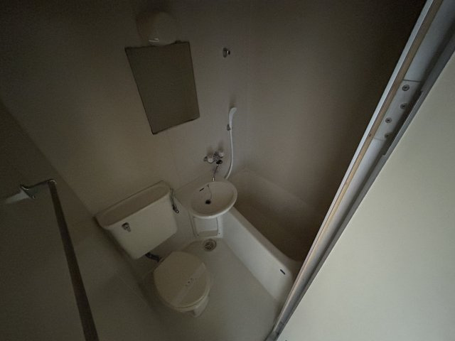 ヴィークル学院前の浴室