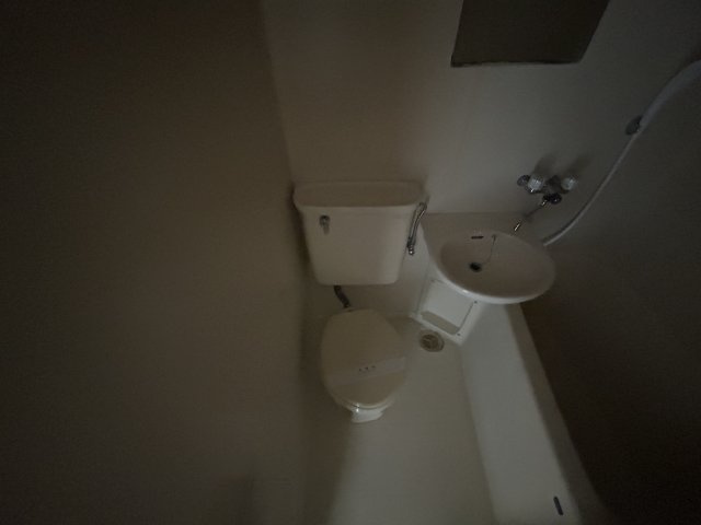 ヴィークル学院前のトイレ