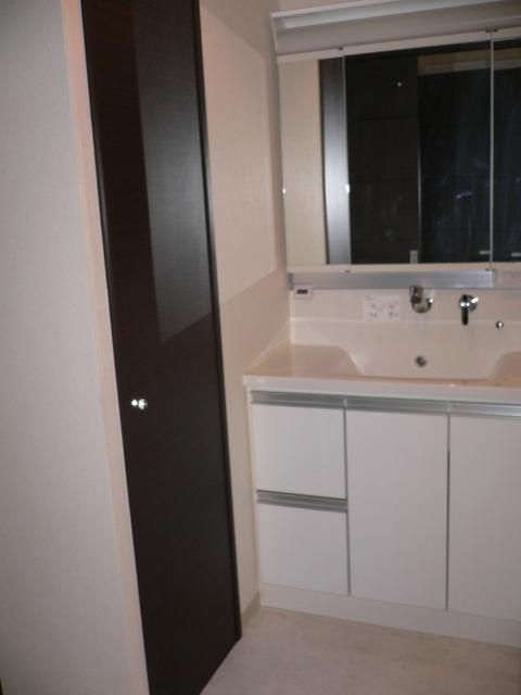 クール・ドゥ・サンセールの洗面所|３面鏡の洗面台