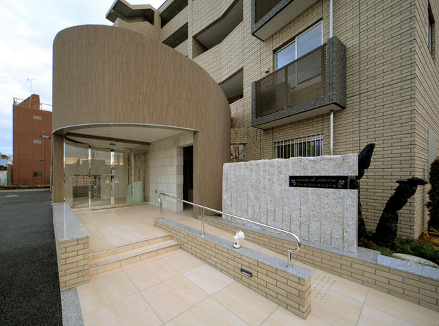 クール・ドゥ・サンセールのエントランス