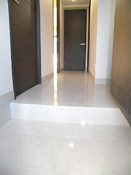 クール・ドゥ・サンセールの玄関|玄関から廊下を撮影