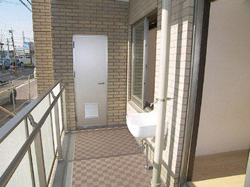 クール・ドゥ・サンセールのバルコニー|奥の扉は物置　１階でこの明るさ