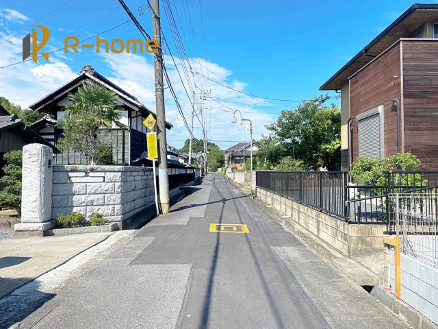 小美玉市小川第1　新築戸建て　4号棟の前面道路含む現地写真|周辺環境も併せて案内致します♪
閑静な住宅地で笑顔あふれる新生活！
ぜひ現地へお越しください♪
