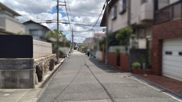 伊丹市梅ノ木　中古戸建の前面道路含む現地写真