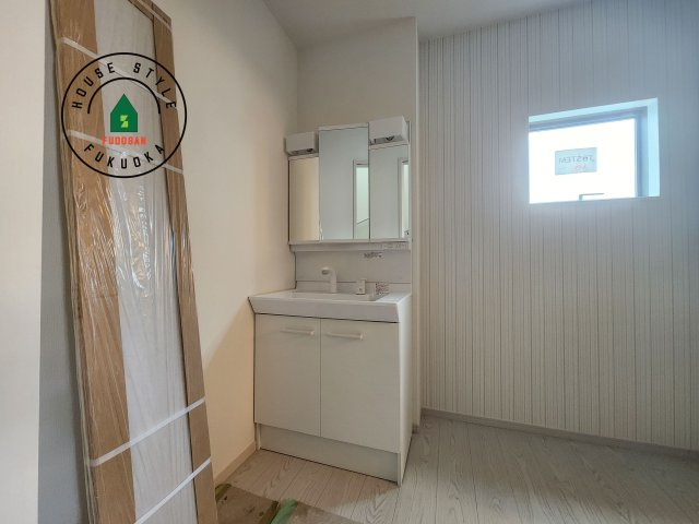 春日市大谷5丁目第3-1棟（1号棟）の独立洗面台|毎日使うものだから清潔な空間を保ちたい水回り。洗面にはそんな願いを解消させてくれる収納アイデアが満載です。三面鏡の裏側にはキャビネットが現れ小物から背の高い物まで収納できます。