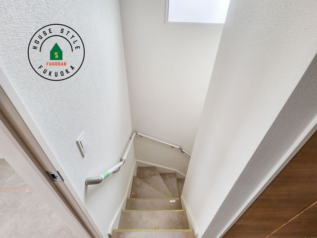 春日市大谷5丁目第3-1棟（1号棟）の内装|階段からも明るい光が入ります。採光や通風も階段の重要な役割です。