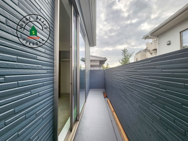 春日市大谷5丁目第3-1棟（1号棟）のバルコニー|風をしっかりと感じられるバルコニーでは、毎日が洗濯日和です。広々としているので洗濯も楽しくなるでしょうし、気分転換にバルコニーからの眺めを楽しむのもいいでしょう。