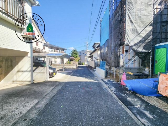春日市大谷5丁目第3-1棟（1号棟）の前面道路含む現地写真|前面道路は閑静な住宅地をはしる車通りの少ない道路。お車の出し入れが苦手なママや小さなお子様にも安心ですね。しっかり舗装もされているので、ベビーカーや自転車で通っても快適に通行できます。