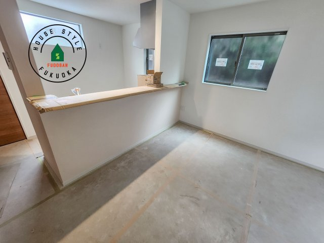 春日市大谷5丁目第3-1棟（1号棟）のダイニング|キッチンから立ち込める香りが今日の料理を期待させます。