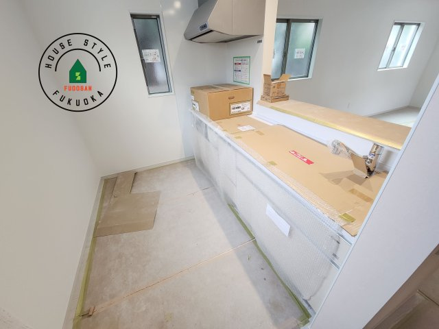 春日市大谷5丁目第3-1棟（1号棟）のキッチン|ダイニングテーブルへの配膳がラクラク、お料理はかどるカウンター付きシステムキッチン！