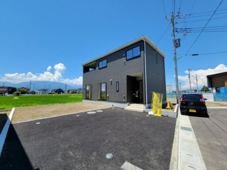 【外観】 | 中巨摩郡昭和町西条　オール電化新築戸建 全2棟 2号棟　車3台並列