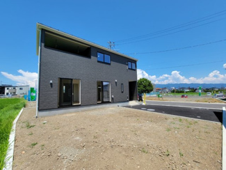 【外観】 | 建物完成済み　静かな住環境を是非現地にてご体感ください。住宅性能評価書付き、安心と品質が見える家です。