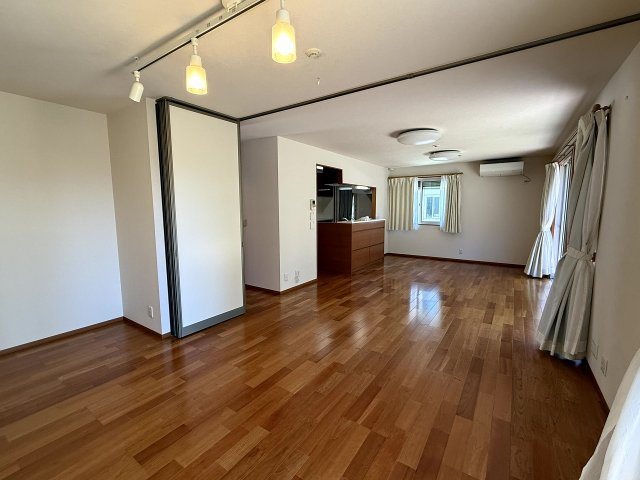 玉津町西河原戸建の居間・リビング