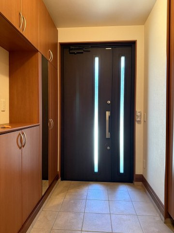 玉津町西河原戸建の玄関