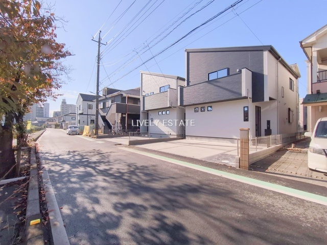 草加市手代1丁目 新築分譲住宅 全2棟 1号棟の前面道路含む現地写真