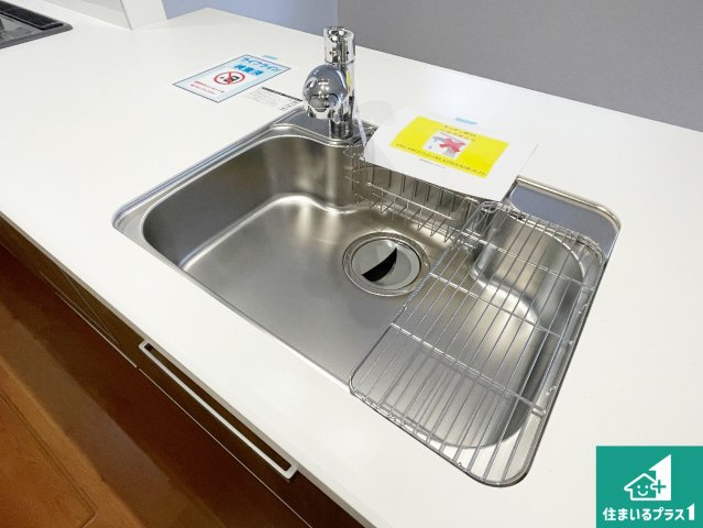 京都市伏見区深草大亀谷万帖敷町　第5期　新築一戸建ての独立洗面台|清潔感のある洗面台です。フラットな鏡は掃除がしやすく毎日清潔！ホースは引き出して使えるので洗顔やお掃除の際に便利です！