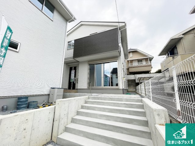 京都市伏見区深草大亀谷万帖敷町　第5期　新築一戸建てのトイレ|シンプルなトイレは落ち着く空間！お手入れも簡単です！