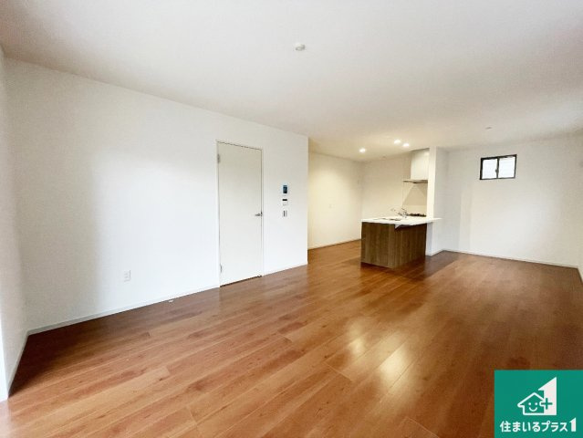 京都市伏見区深草大亀谷万帖敷町　第5期　新築一戸建ての前面道路含む現地写真|周辺は落ち着いた街並みの住宅地！子育てがしやすい住環境です！まだ未完成ですが、現地でしかわからない事もございます。是非一度ご覧ください。