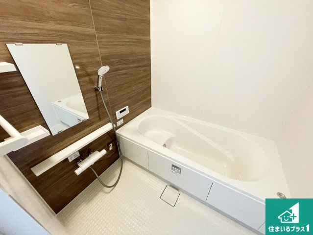 京都市伏見区深草大亀谷万帖敷町　第5期　新築一戸建ての前面道路含む現地写真|周辺は落ち着いた街並みの住宅地！子育てがしやすい住環境です！まだ未完成ですが、現地でしかわからない事もございます。是非一度ご覧ください。