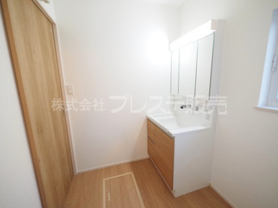 【トイレ】 | 奈良市帝塚山3丁目の新築一戸建 全２区画 | 現地写真（１号地１階トイレ）温水洗浄便座を標準装備！