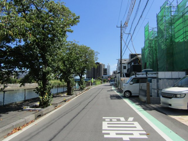 草加市手代1丁目 新築分譲住宅 全2棟 2号棟の前面道路含む現地写真