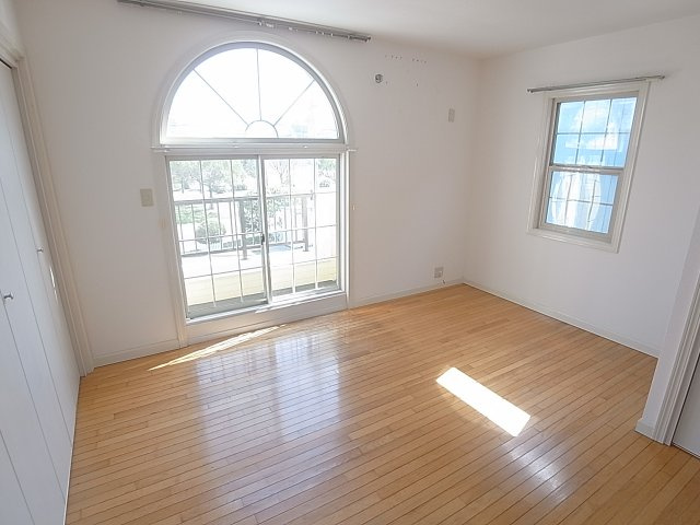 ハイツオーの居間・リビング|お洒落な窓がある広々した洋室