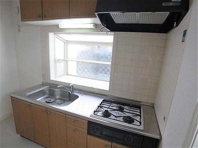 ハイツオーのキッチン|システムキッチン。ガス3口コンログリル付。窓付換気良好