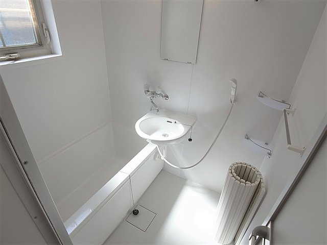 ハイツオーの浴室|窓付バスルーム