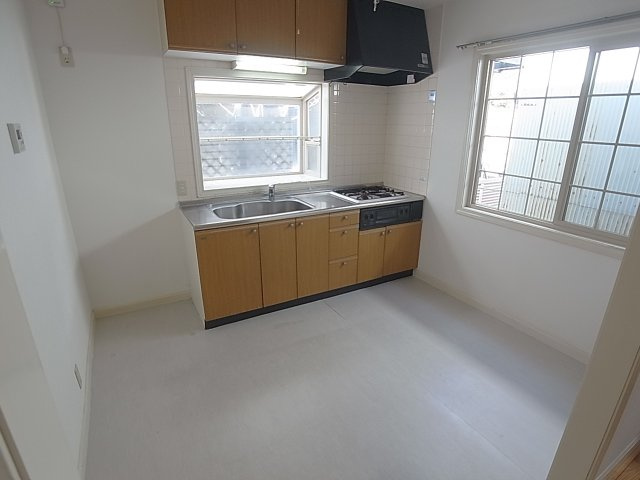 ハイツオーの居間・リビング|清潔感のあるダイニングキッチン