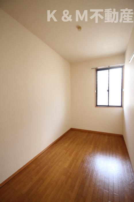 クレール新柏Bの居間・リビング|こちらの居間で趣味の時間をお楽しみください