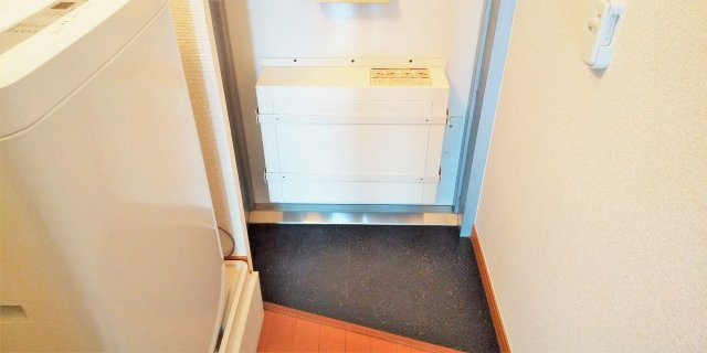 レオパレスフォレの玄関