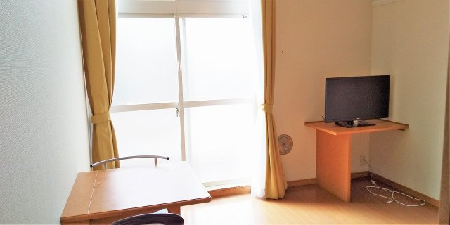 レオパレスＱＢＥの居間・リビング|2階居室部分は絨毯仕様