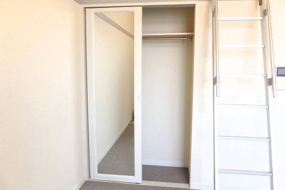 レオパレスアネックス志津の内装|大きな姿見付きの収納あり！