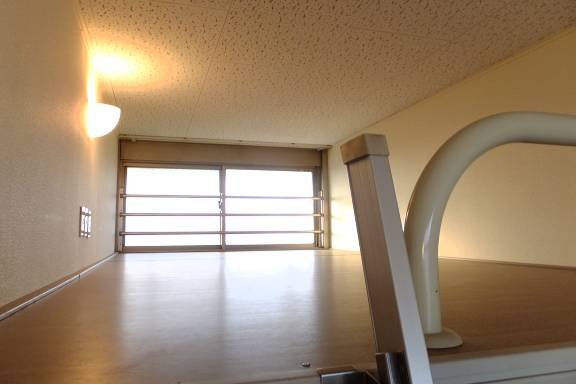 レオパレスアネックス志津のその他|ロフトには小窓もついてます