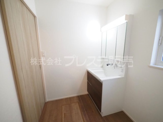 【洗面所】 | 奈良市帝塚山3丁目の新築一戸建 全２区画 | 現地写真（２号地洗面）シャワー付き洗面化粧台