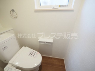 【トイレ】 | 奈良市帝塚山3丁目の新築一戸建 全２区画 | 現地写真（２号地１階トイレ完成）温水洗浄便座を標準装備！