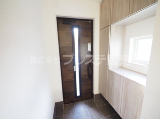 【玄関】 | 奈良市帝塚山3丁目の新築一戸建 全２区画 | 現地写真（２号地玄関）玄関収納のある玄関です♪電子ロック＆ディンプルキーを採用！